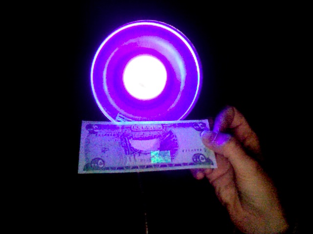 500 iraqi dinar note under black light